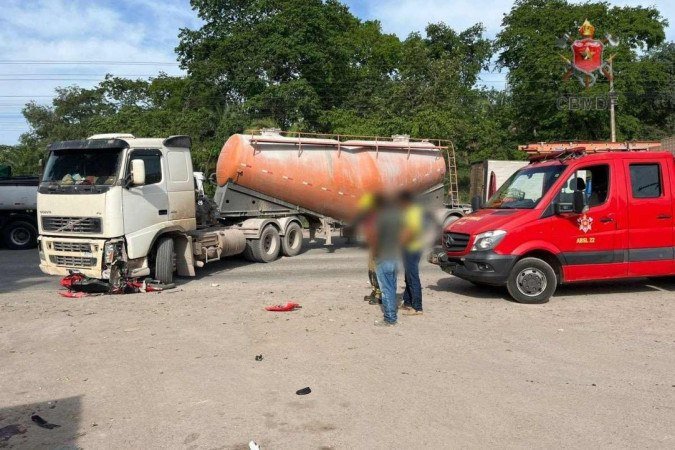 Após 50 minutos de tentativas de reanimação, os socorristas confirmaram a morte do motociclista no local - (crédito: Divulgação/CBMDF) Após 50 minutos de tentativas de reanimação, os socorristas confirmaram a morte do motociclista no local - (crédito: Divulgação/CBMDF)