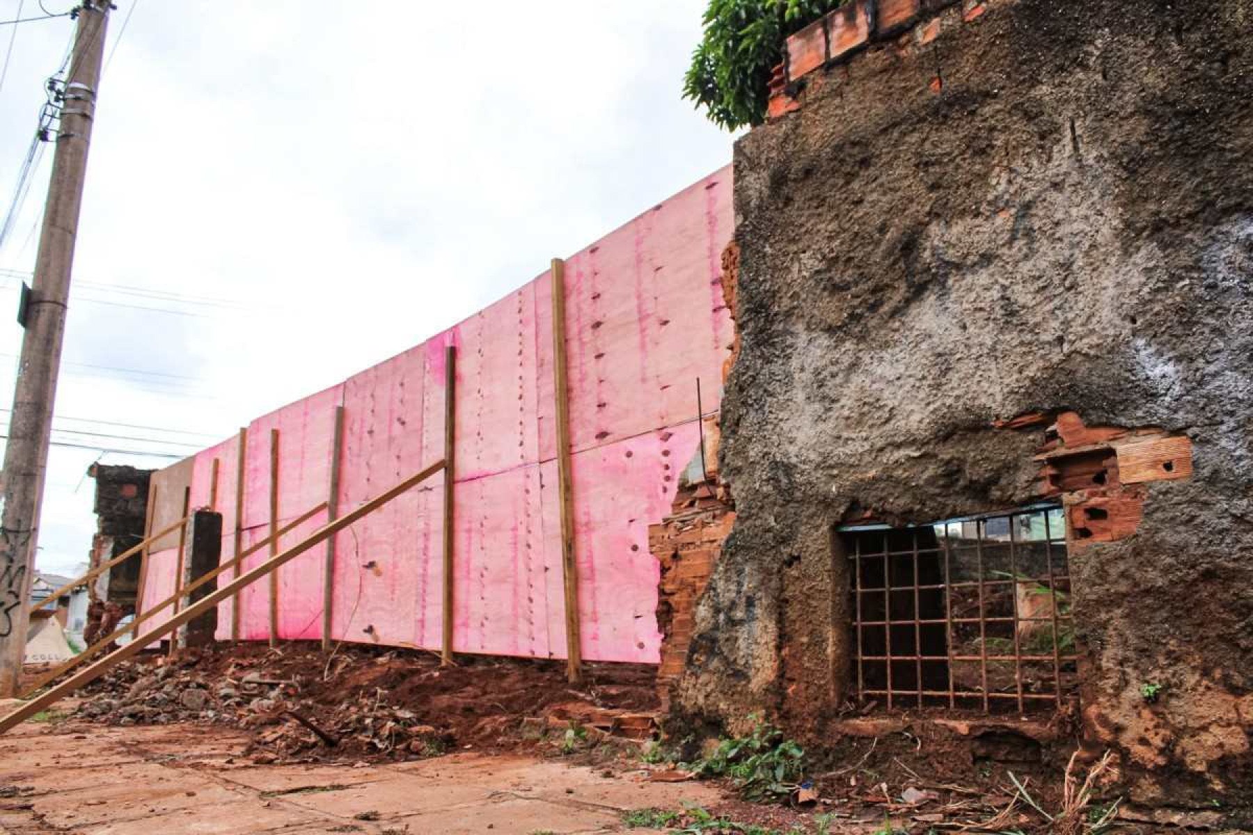  Muro da Diretoria de Obras (Dirob) da Administração Regional de Ceilândia cedeu