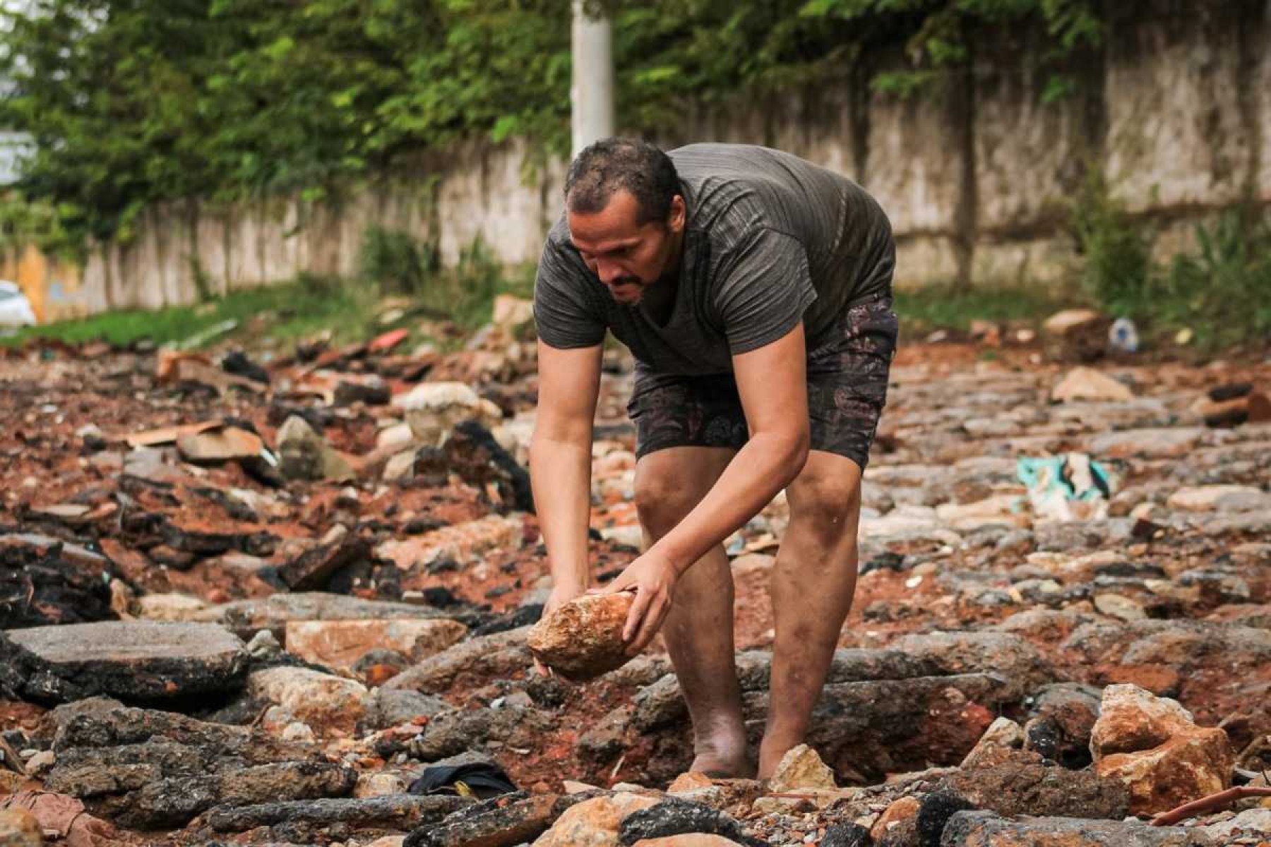 Giovani Borges mora há 20 anos na região e conta que a situação cada vez piora