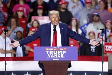  Former US President and Republican presidential candidate Donald Trump speaks during a campaign rally at Van Andel Arena in Grand Rapids, Michigan on November 5, 2024. (Photo by KAMIL KRZACZYNSKI / AFP)
       -  (crédito:  AFP)