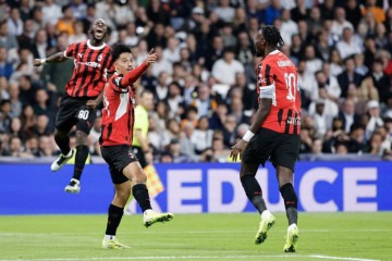 O meio-campista holandês Reijnders (centro) foi o responsável por marcar o terceiro gol milanista e fechar o placar  -  (crédito:  OSCAR DEL POZO / AFP)