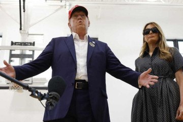  PALM BEACH, FLORIDA - NOVEMBER 05: Republican presidential nominee former President Donald Trump and his wife Melania Trump talk to reporters after casting their votes at the polling place in the Morton and Barbara Mandel Recreation Center on Election Day, on November 05, 2024 in Palm Beach, Florida. Trump will hold an Election Night event at the Palm Beach Convention Center.   Chip Somodevilla/Getty Images/AFP (Photo by CHIP SOMODEVILLA / GETTY IMAGES NORTH AMERICA / Getty Images via AFP)
     -  (crédito:  Getty Images via AFP)