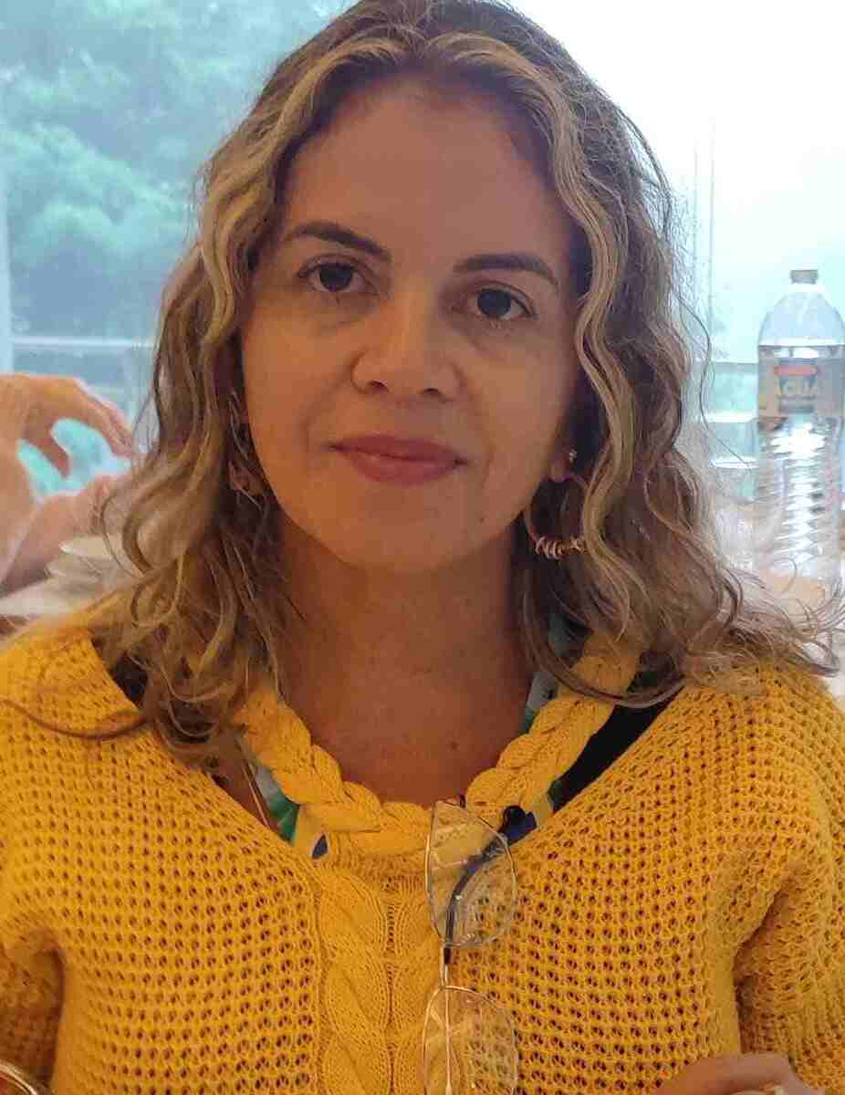 Gilda das Graças, 48 anos, desenvolveu um projeto educativo com o objetivo de facilitar a interpretação dos estudantes em relação aos memes que circulam na internet -  (crédito: Arquivo Pessoal)