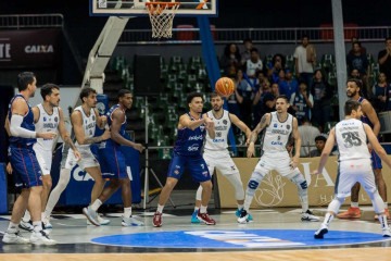 A partida de ontem foi disputada ponto a ponto do início ao fim em uma noite de duelo equilibrado no Ginásio Nilson Nelson -  (crédito: Matheus Martins Maranhão)