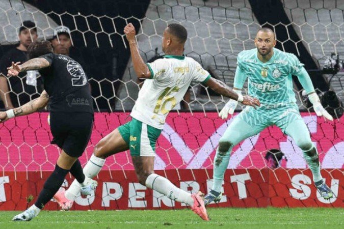 Goleiro falhou no gol marcado por Yuri Alberto, mas dividiu responsabilidade da derrota com restante dos companheiros -  (crédito: Foto: Cesar Greco/Palmeiras)