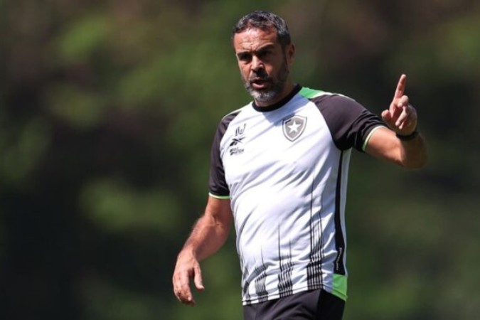 Técnico do Botafogo não sabe o que é perder para rivais cariocas. Nesta terça-feira, no Colosso do Subúrbio, pode fechar a série com quase 90% -  (crédito: Foto: Vitor Silva/Botafogo )