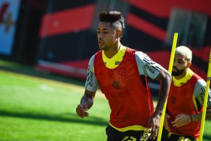 Investigações indicam que atacante rubro-negro recebeu cartão propositalmente, em novembro de 2023, para beneficiar familiares em apostas
 -  (crédito: Foto: Adriano Fontes/CRF)