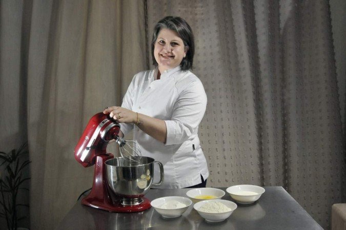 Após 18 anos em salas de aula, Cybelle tomou a decisão de empreender no ramo da confeitaria. 