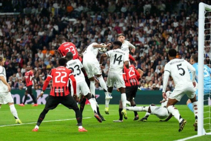 MADRID, SPAIN - NOVEMBER 05: Malick Thiaw of AC Milan (obscured) scores his team's first goal during the UEFA Champions League 2024/25 League Phase MD4 match between Real Madrid C.F. and AC Milan at Estadio Santiago Bernabeu on November 05, 2024 in Madrid, Spain. (Photo by Angel Martinez/Getty Images)
Caption - (crédito: Getty Images) MADRID, SPAIN - NOVEMBER 05: Malick Thiaw of AC Milan (obscured) scores his team's first goal during the UEFA Champions League 2024/25 League Phase MD4 match between Real Madrid C.F. and AC Milan at Estadio Santiago Bernabeu on November 05, 2024 in Madrid, Spain. (Photo by Angel Martinez/Getty Images)
Caption - (crédito: Getty Images)