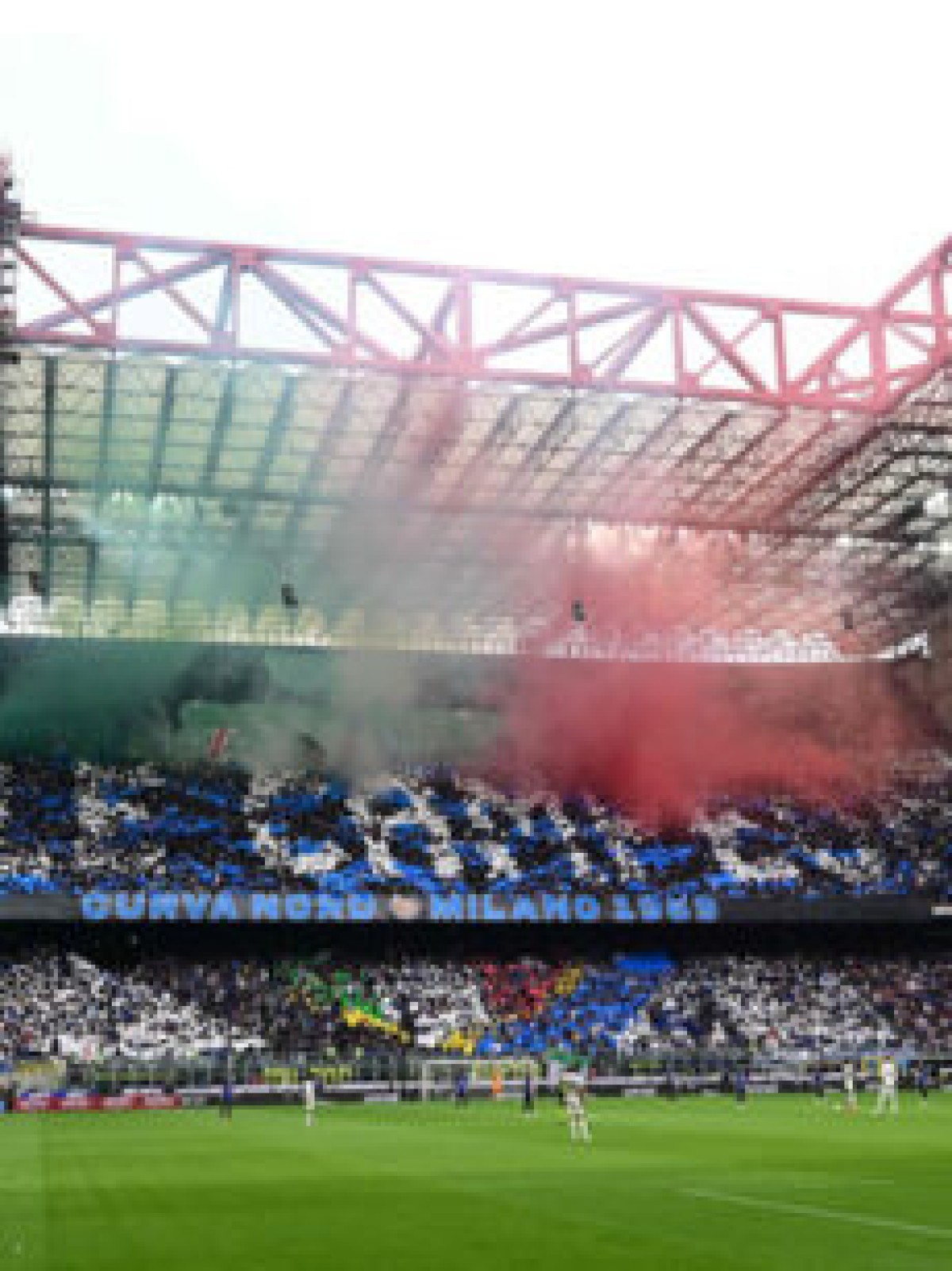  Inter Milan's fans choreography in the stands before the Italian Serie A football match between Inter Milan and Torino at the San Siro Stadium in Milan,  on April 28, 2024. Inter clinched their 20th Scudetto with a 2-1 victory over AC Milan on April 22, 2024. (Photo by Piero CRUCIATTI / AFP)
     -  (crédito:  AFP)