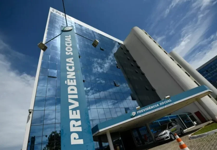 Idoso perde aposentadoria por ter nome de morto, vai ao INSS mostrar que está vivo, mas insistem que ele "já morreu"