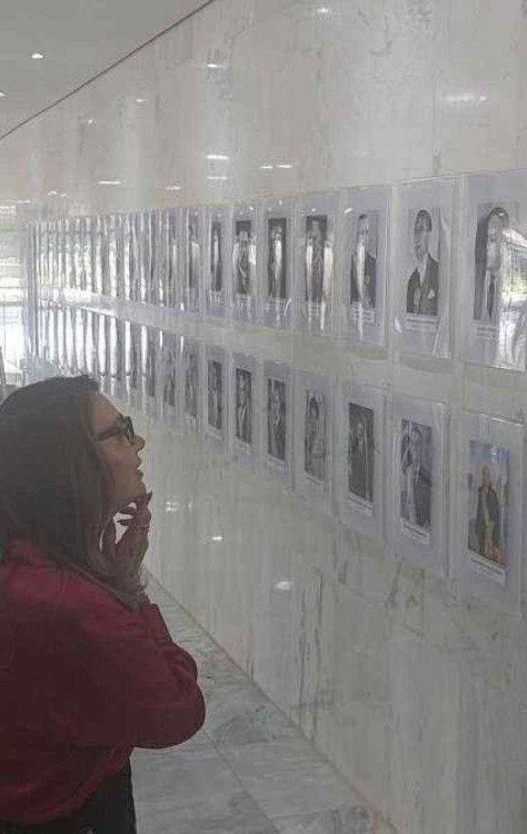 A primeira-dama Janja da Silva visitou a galeria dos presidentes no Palácio do Planalto após a reabertura da exposição. -  (crédito: Victor Correia/CB/D.A. Press)