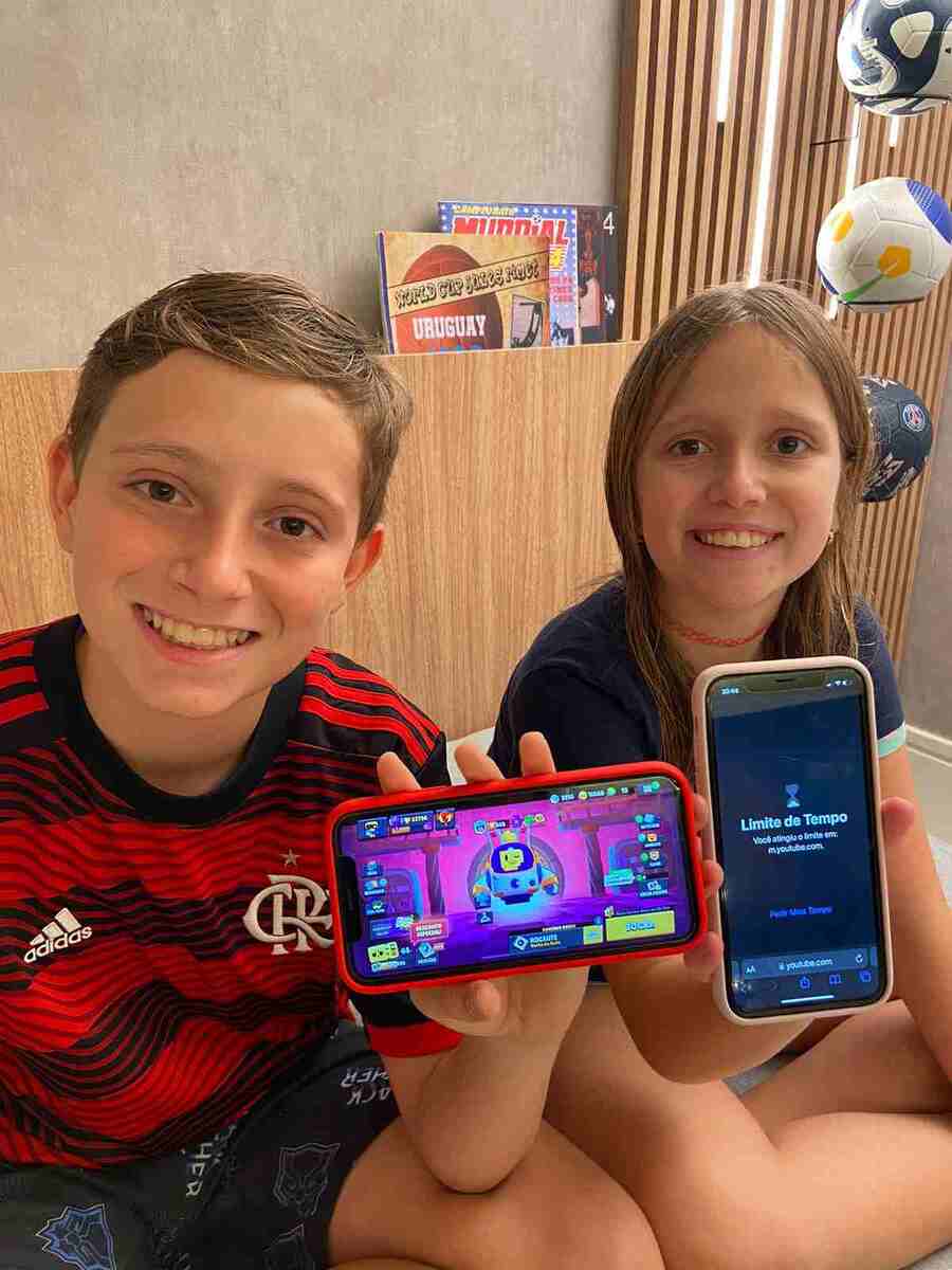 Bernardo e Duda jogam com um limite de tempo estabelecidos pelos pais 