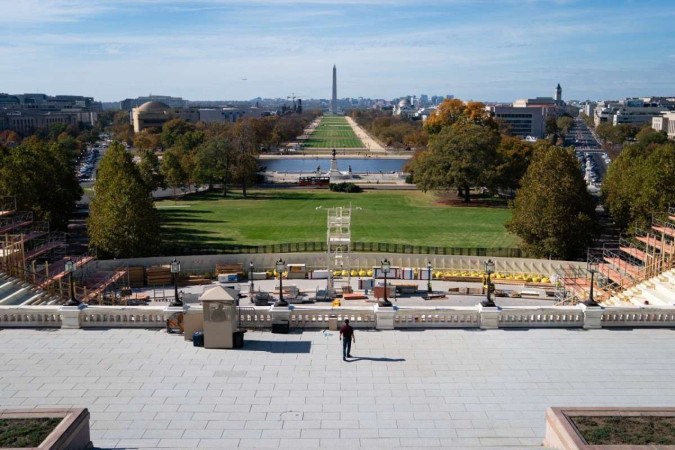 Trabalhadores montam palanque para cerimônia de inauguração, dia 20 de janeiro, em frente ao Capitólio, em Washington 