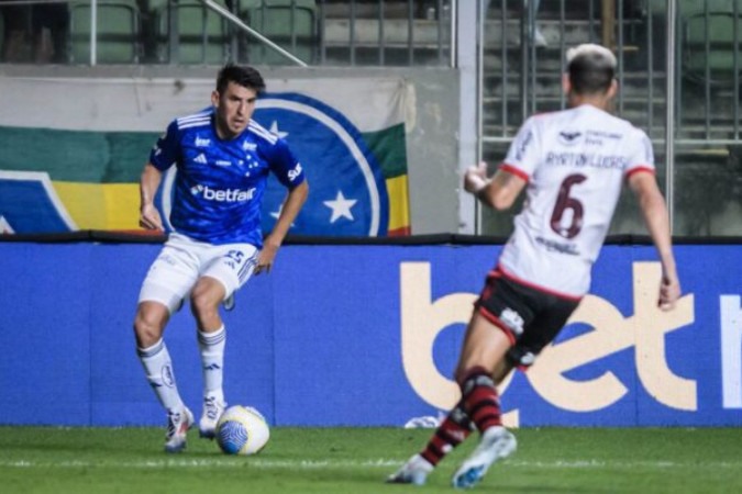 David Luiz marca de falta e garante vitória do Rubro-Negro por 1 a 0 sobre a Raposa, nesta quarta, pela 32ª rodada da competição -  (crédito: Foto: Gustavo Aleixo/Cruzeiro)