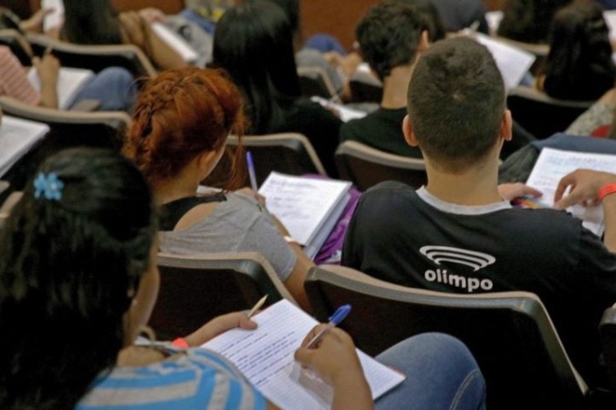 Em 2015, as notas do Enem viraram critério para o financiamento do Fundo de Financiamento Estudantil (Fies), programa do governo brasileiro que oferece financiamento a juros baixos para estudantes cursarem o ensino superior em instituições privadas. -  (crédito: Wilson Dias Agência Brasil)