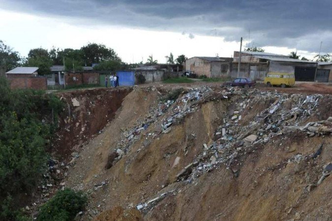  06/11/2024. Crédito: Minervino Júnior/CB/D.A Press. Brasil.  Brasilia - DF. Buraco no Trecho 3 no Sol Nascente em Ceilândia.