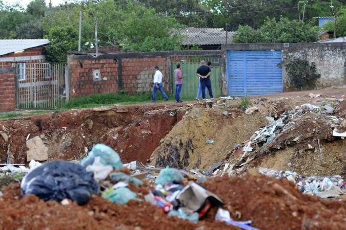  Abertura de uma cratera assustou moradores, ontem, no Trecho 3 do Sol Nascente, em Ceilândia. UnB e GDF monitoram 24 horas as erosões  -  (crédito: Minervino Júnior/CB/D.A.Press)