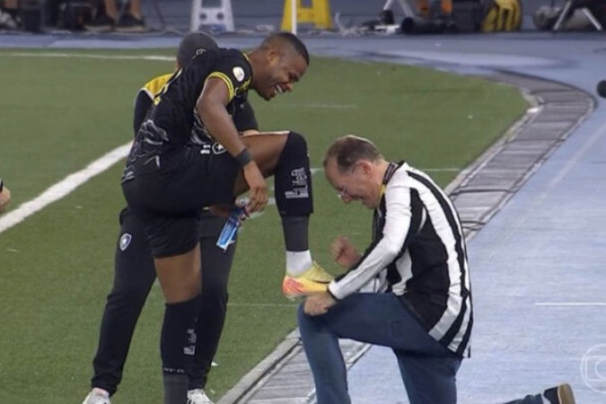 Atacante entra no segundo tempo e marca o terceiro gol na vitória por 3 a 0 sobre o Vasco, no estádio Nilton Santos  -  (crédito: - Reprodução / TV Globo)