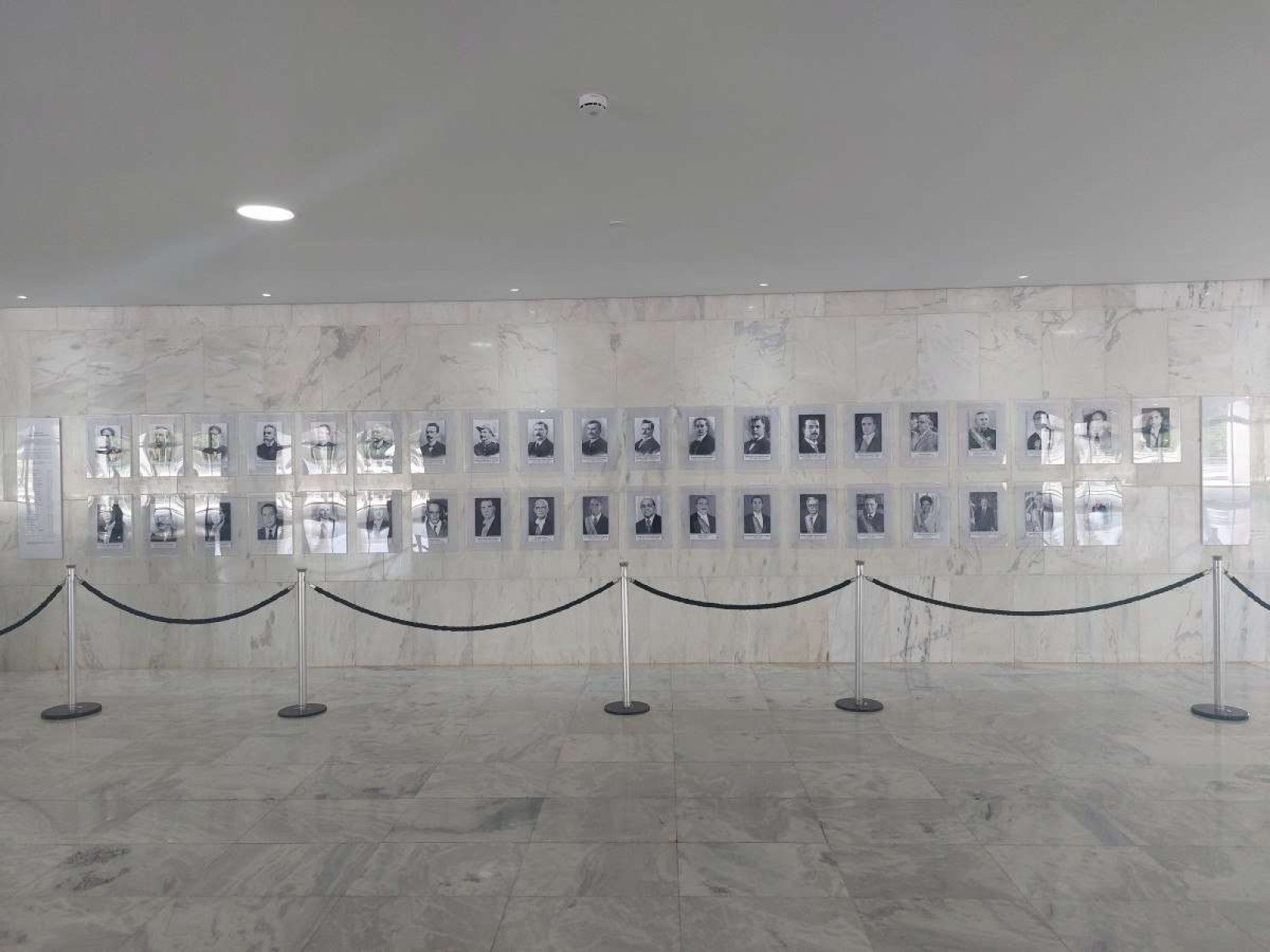 A galeria dos presidentes foi reaberta no Palácio do Planalto. Os retratos foram destruídos durante a invasão de 8 de janeiro.