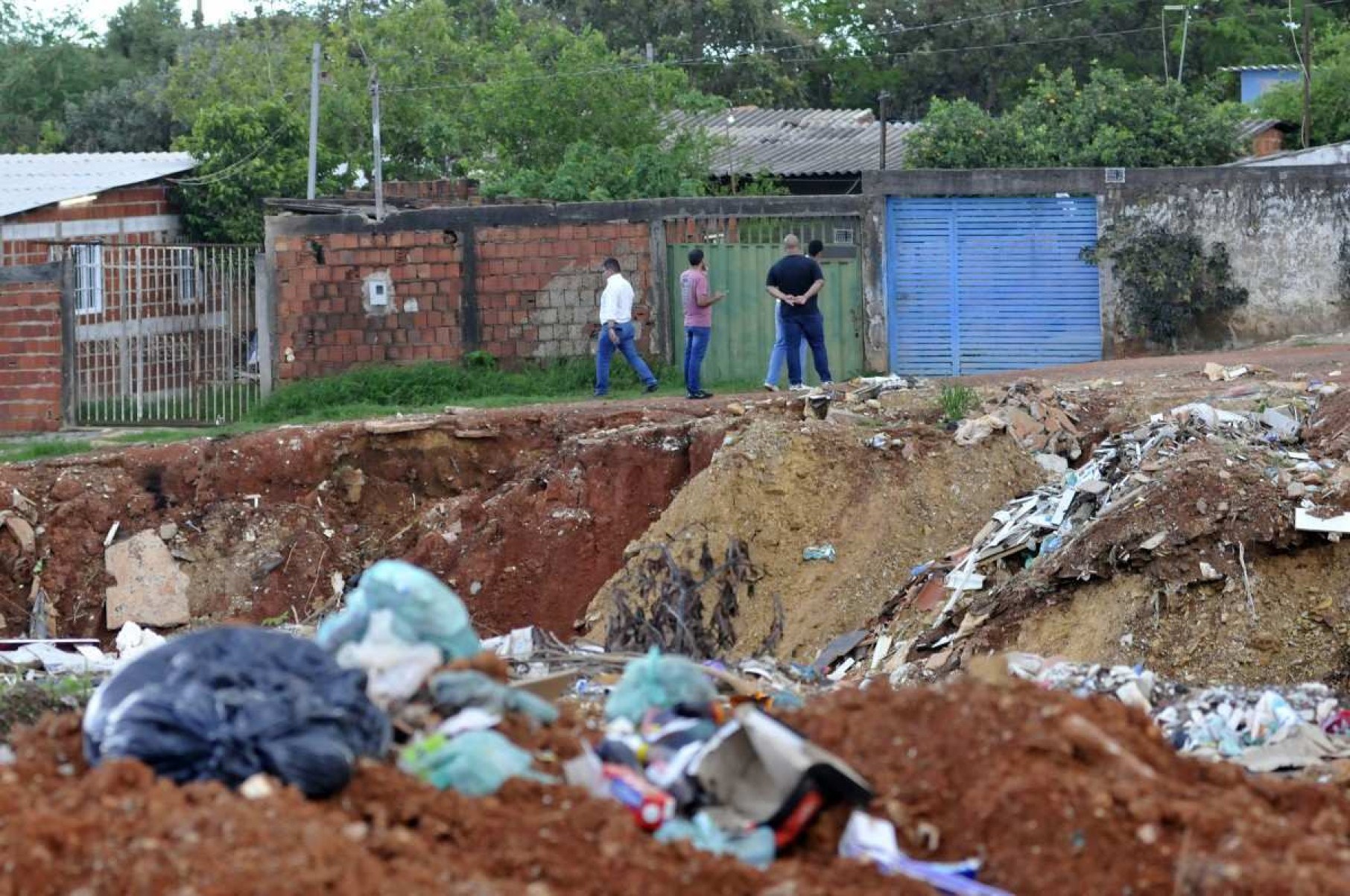  Abertura de uma cratera assustou moradores, ontem, no Trecho 3 do Sol Nascente, em Ceilândia. UnB e GDF monitoram 24 horas as erosões 