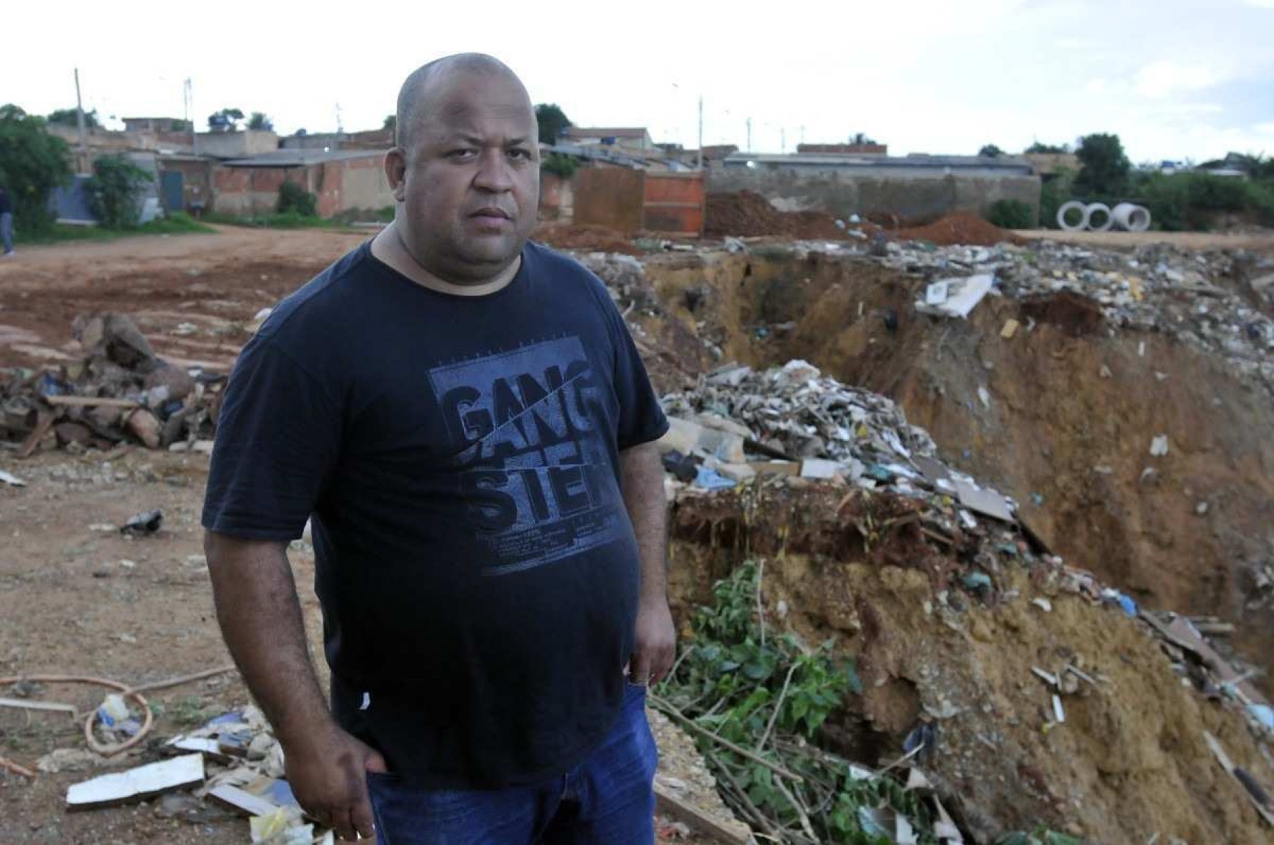  De sua porta, Lucineide da Silva vê, apreensiva, a erosão: 