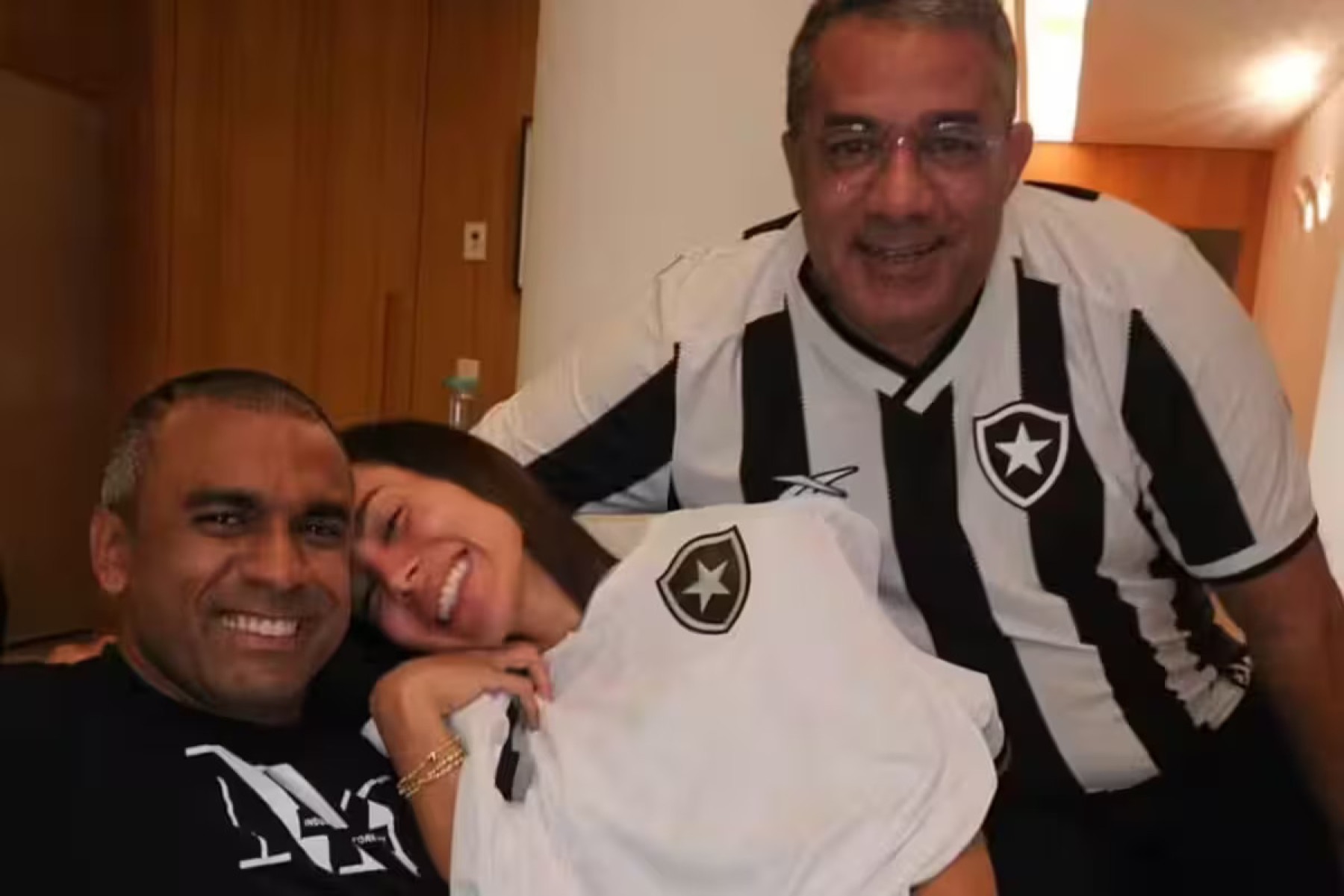 Pai de Anitta registra cantora no clássico entre Botafogo e Vasco