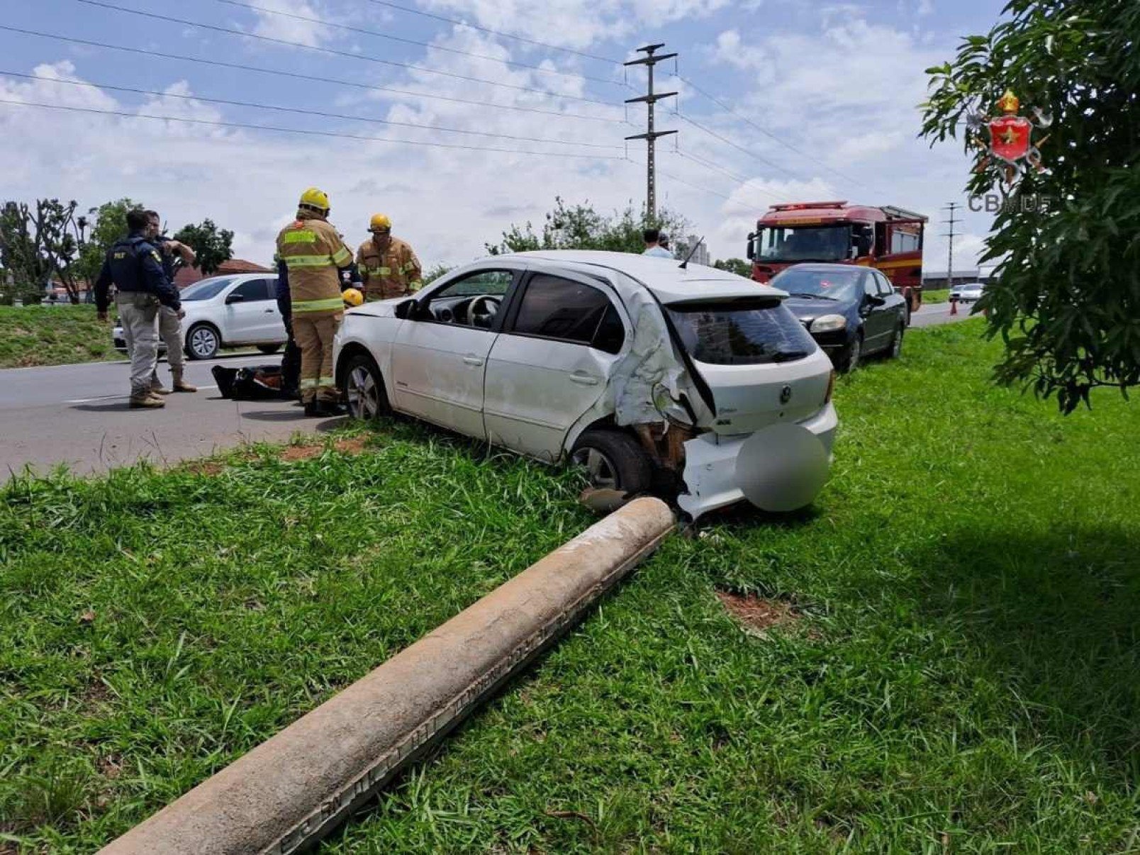 Gestante sofre corte na cabeça após bater carro em poste na BR-060