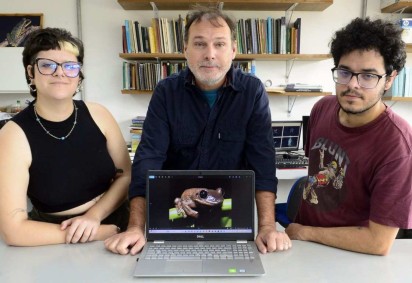 Professor Reuber Brandão com os alunos Pedro Paulo Queiroz, coautor do estudo, e Isabelle Feijão, que está fazendo a iniciação cientifica -  (crédito:  Marcelo Ferreira/CB/D.A Press)