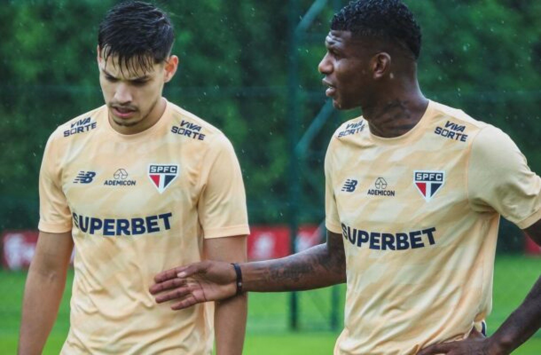 São Paulo: Arboleda leva pancada em treino e vira dúvida contra o Athletico-PR
