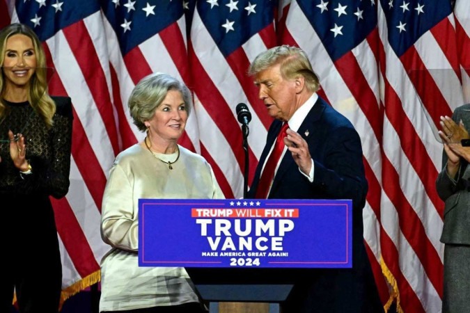 Donald Trump com Susie Wiles (L), sua estrategista de campanha: nomeada chefe de gabinete 