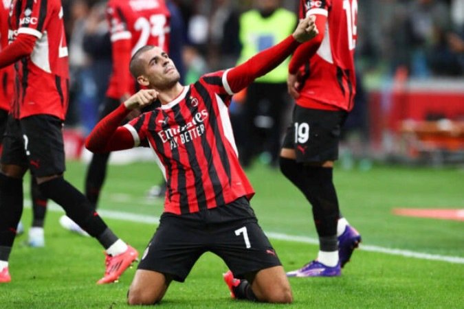 MILAN, ITALY - SEPTEMBER 27: Alvaro Morata of AC Milan celebrates scoring his team's first goal during the Serie A match between AC Milan and Lecce at Stadio Giuseppe Meazza on September 27, 2024 in Milan, Italy. (Photo by Marco Luzzani/Getty Images)
Caption - (crédito: Getty Images) MILAN, ITALY - SEPTEMBER 27: Alvaro Morata of AC Milan celebrates scoring his team's first goal during the Serie A match between AC Milan and Lecce at Stadio Giuseppe Meazza on September 27, 2024 in Milan, Italy. (Photo by Marco Luzzani/Getty Images)
Caption - (crédito: Getty Images)