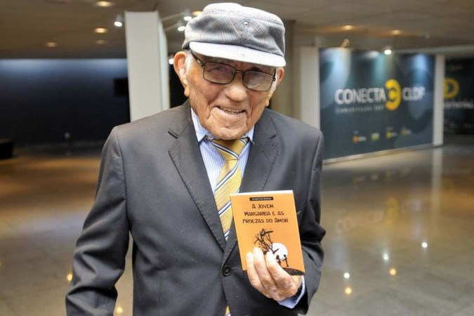  07/11/2024. Crédito: Minervino Júnior/CB/D.A Press. Brasil.  Brasilia - DF. Escritor Arnaldo Júlio de 106 anos indicado ao Prêmio Jabuti de literatura. -  (crédito: Minervino Júnior/CB/D.A.Press)