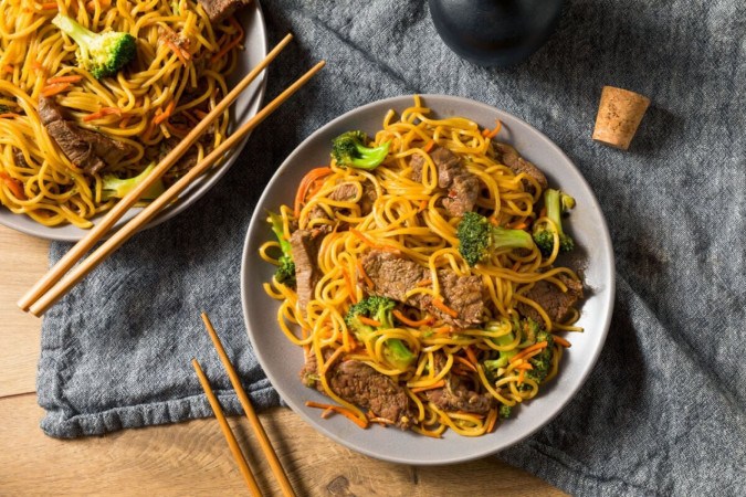 Yakisoba de carne (Imagem: Brent Hofacker | Shutterstock) -  (crédito: EdiCase)