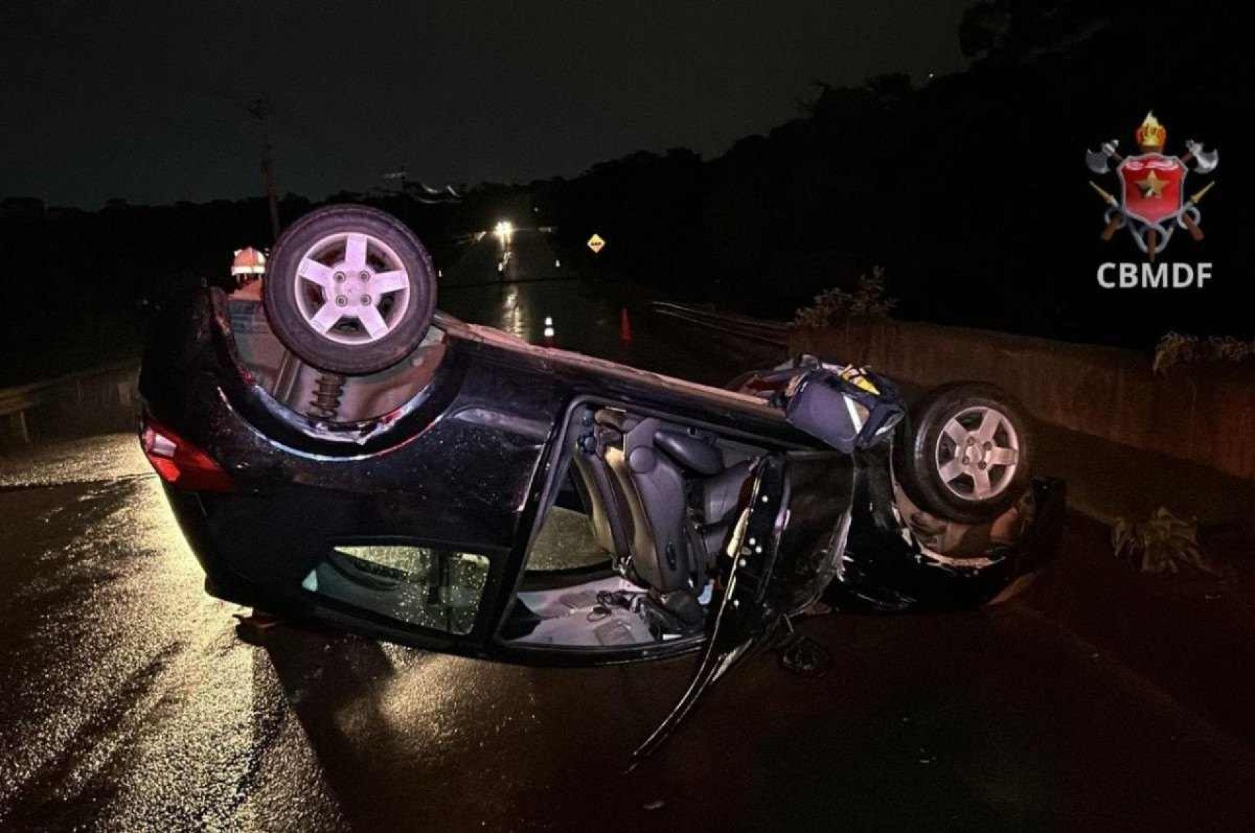 Carro capota em Santa Maria e motorista é levado ao hospital com ferimentos