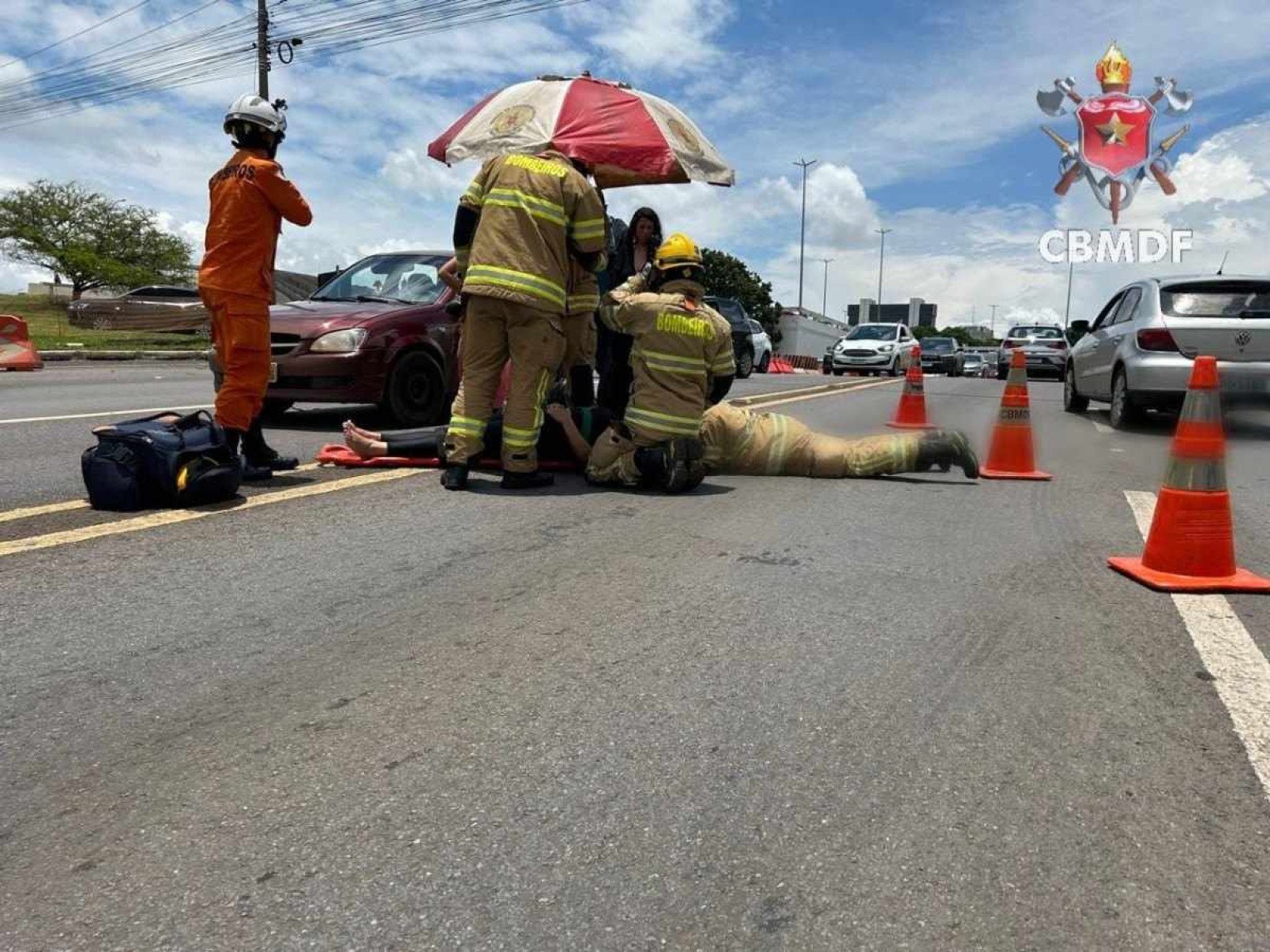 Acidente entre carro e moto deixa mulher machucada no Eixão