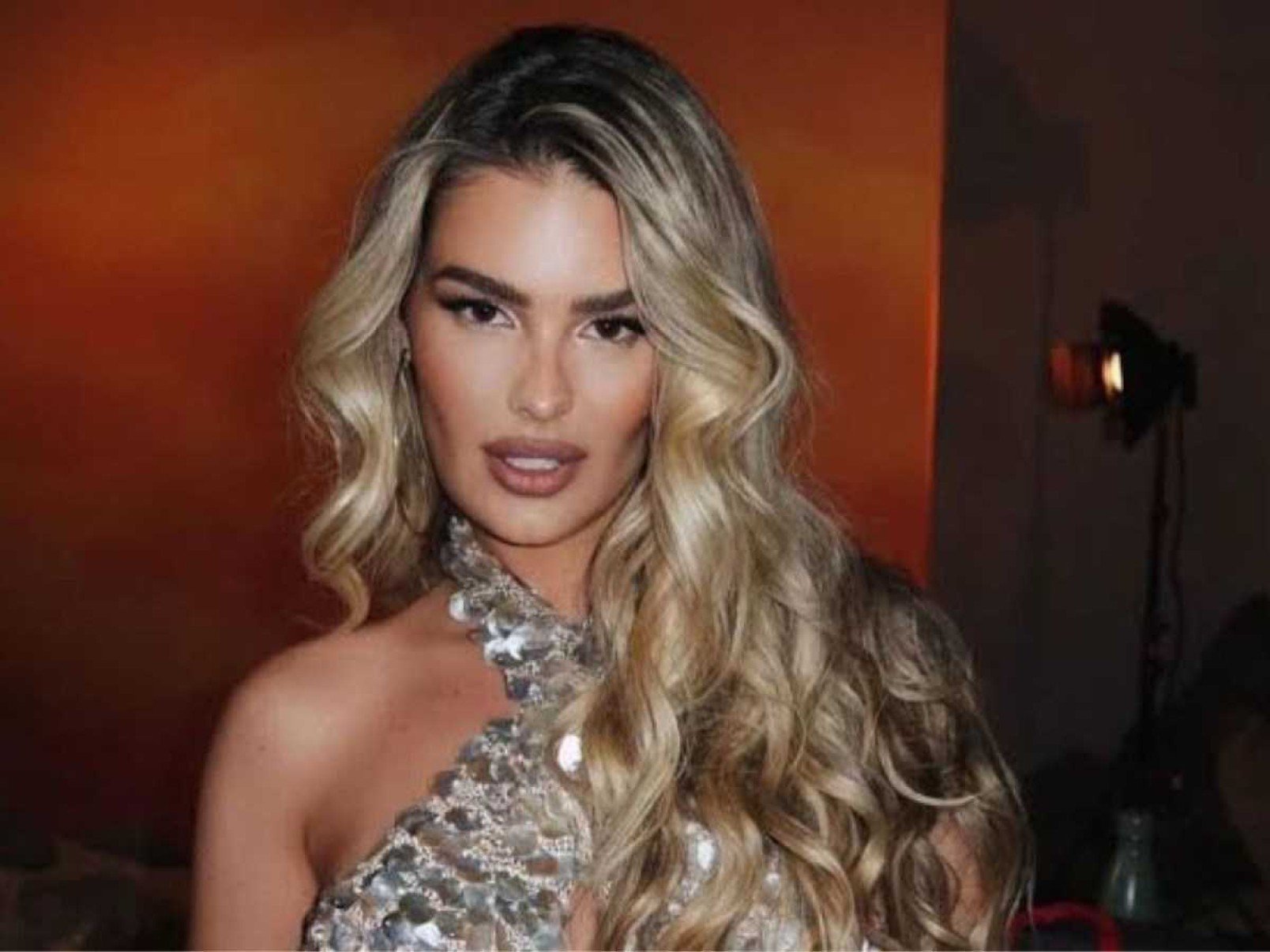 Yasmin Brunet promete processar médicos que opinaram sobre sua aparência