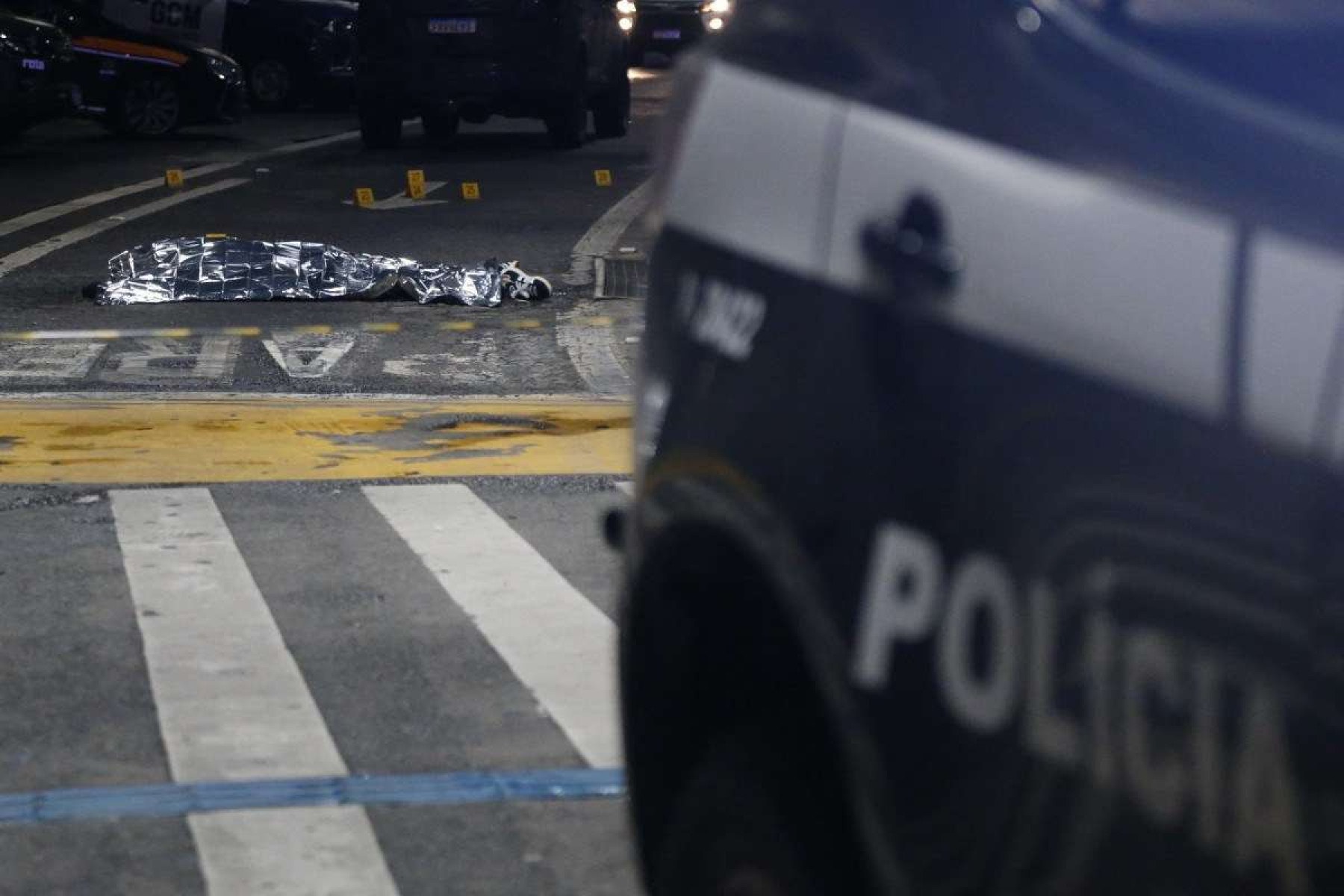  EDITORS NOTE: Graphic content / The body of Antonio Vinicius Lopes Gritzbach is covered by police after a shooting at Guarulhos international airport in Guarulhos, Sao Paulo on November 8, 2024. Brazilian real estate agent Antonio Vinicius Lopes Gritzbach, linked to organized crime, was shot dead Friday afternoon at Guarulhos international airport, which serves the city of Sao Paulo according to the Sao Paulo Public Security Secretariat. (Photo by Miguel SCHINCARIOL / AFP)
      