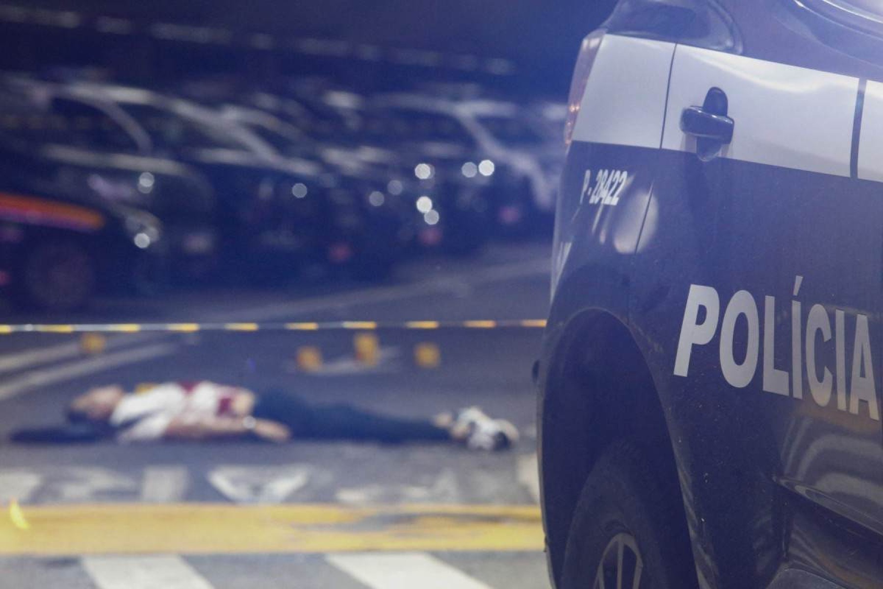  EDITORS NOTE: Graphic content / A Police truck is pictured next to the body of Antonio Vinicius Lopes Gritzbach after a shooting at Guarulhos international airport in Guarulhos, Sao Paulo on November 8, 2024. Brazilian real estate agent Antonio Vinicius Lopes Gritzbach, linked to organized crime, was shot dead Friday afternoon at Guarulhos international airport, which serves the city of Sao Paulo according to the Sao Paulo Public Security Secretariat. (Photo by Miguel SCHINCARIOL / AFP)
      