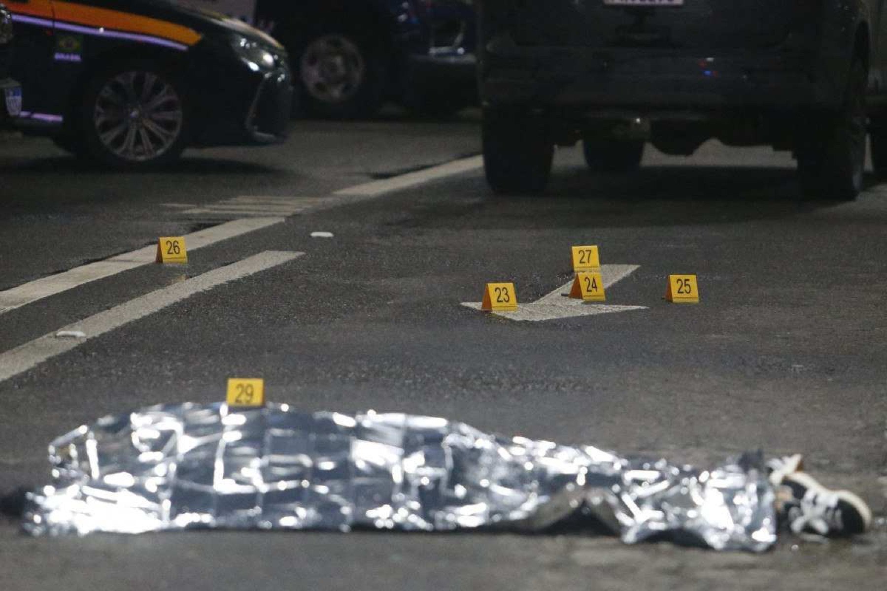  EDITORS NOTE: Graphic content / The body of Antonio Vinicius Lopes Gritzbach is covered by police after a shooting at Guarulhos international airport in Guarulhos, Sao Paulo on November 8, 2024. Brazilian real estate agent Antonio Vinicius Lopes Gritzbach, linked to organized crime, was shot dead Friday afternoon at Guarulhos international airport, which serves the city of Sao Paulo according to the Sao Paulo Public Security Secretariat. (Photo by Miguel SCHINCARIOL / AFP)
      