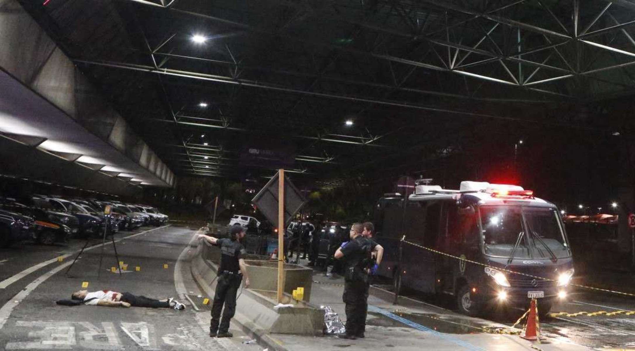  EDITORS NOTE: Graphic content / Police officers work next to the body of Antonio Vinicius Lopes Gritzbach after a shooting at Guarulhos international airport in Guarulhos, Sao Paulo on November 8, 2024. Brazilian real estate agent Antonio Vinicius Lopes Gritzbach, linked to organized crime, was shot dead Friday afternoon at Guarulhos international airport, which serves the city of Sao Paulo according to the Sao Paulo Public Security Secretariat. (Photo by Miguel SCHINCARIOL / AFP)
    