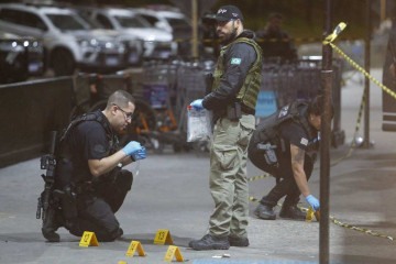 Policiais fazem perícia na área onde o empresário foi morto ao desembarcar no Aeroporto de Guarulhos -  (crédito:  AFP)