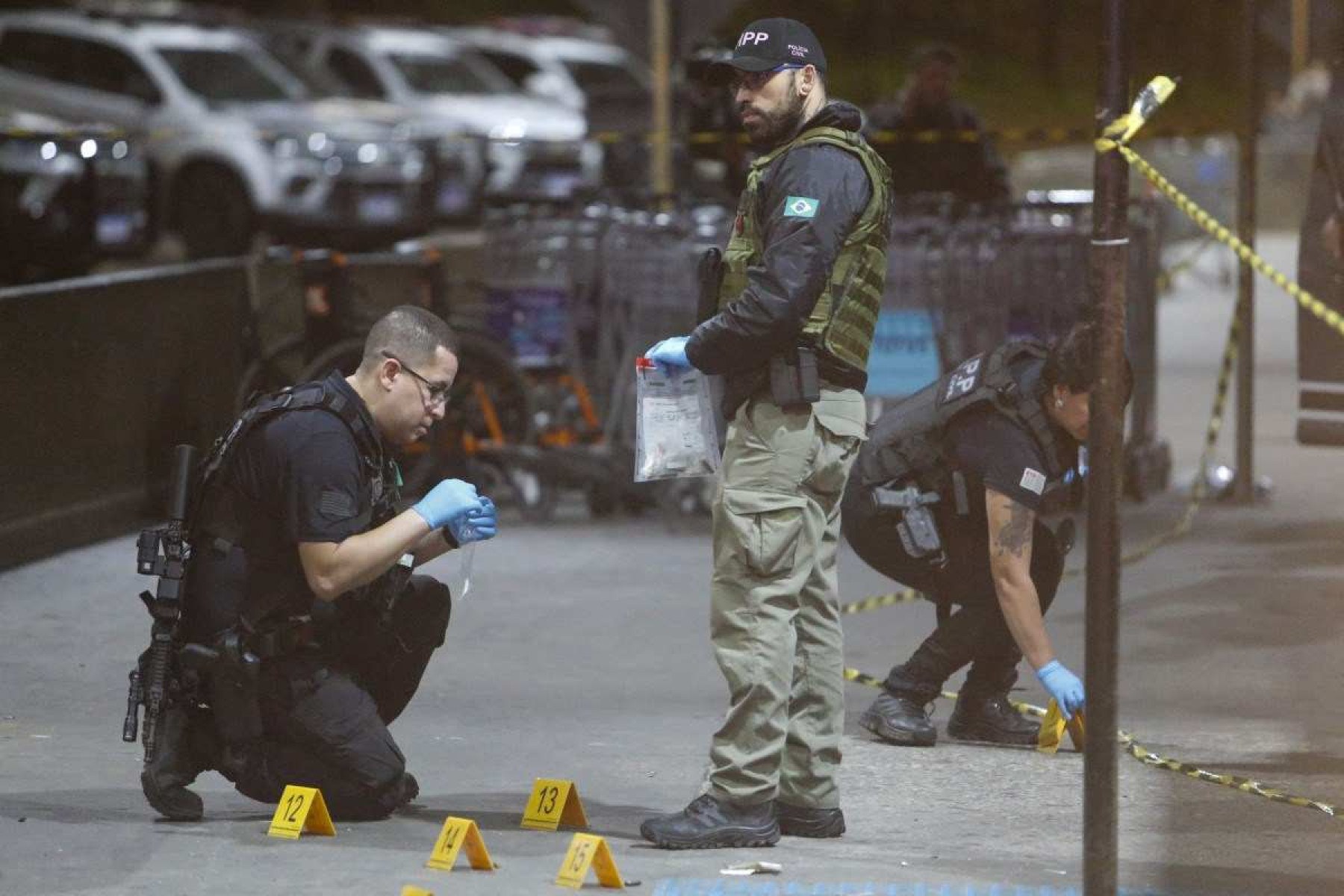 Policiais fazem perícia na área onde o empresário foi morto ao desembarcar no Aeroporto de Guarulhos