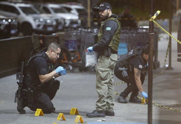 Policiais fazem perícia na área onde o empresário foi morto ao desembarcar no Aeroporto de Guarulhos -  (crédito:  AFP)