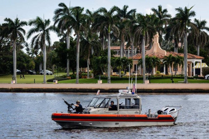 Oficiais da Guarda Costeira patrulham a região de Mar-a-Lago, residência de Donald Trump, na Flórida: segurança reforçada -  (crédito: Eva Maira Uzcategui/Getty Images/AFP)