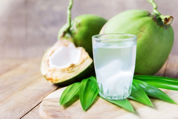 A água de coco, além de deliciosa, é benéfica para a saúde (Imagem: NUM LPPHOTO | Shutterstock) -  (crédito: EdiCase)