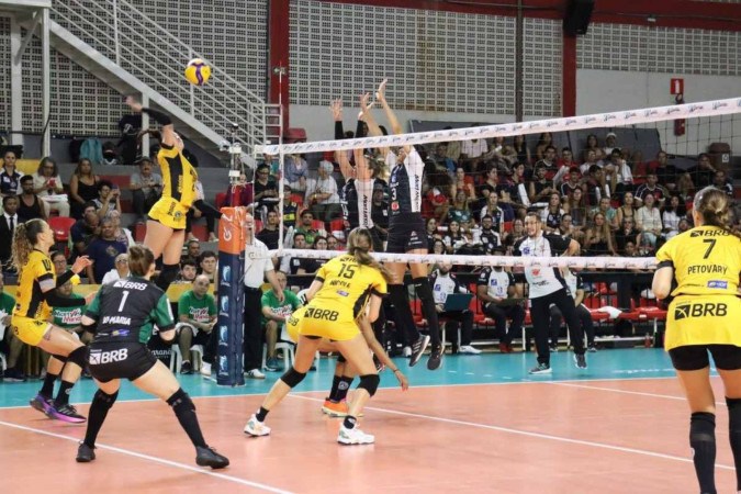 O Brasília Vôlei se impôs no segundo set com uma vitória de 25/13 e arrancou para a vitória em Belo Horizonte -  (crédito: Rogério Guerreiro/Brasília Vôlei)