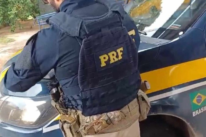 Jovem de 23 anos foi presa ao ser flagrada transportando 20Kg de droga amarrada nas pernas  -  (crédito: Divulgação PRFGO)