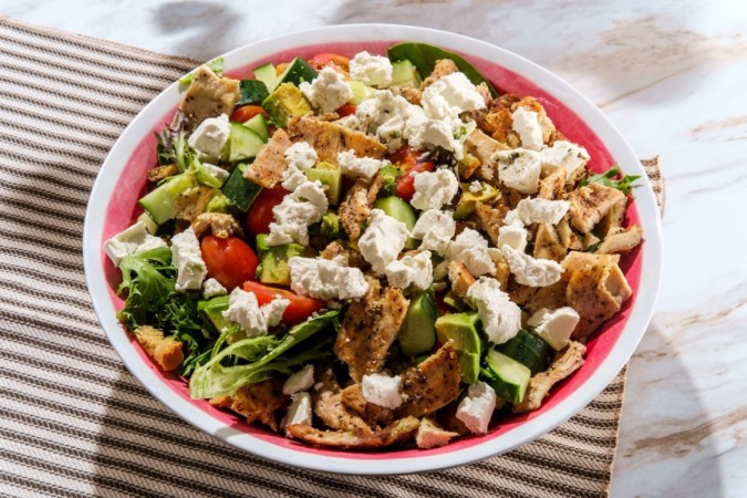 Salada de frango com queijo branco (Imagem: Ezume Images | ShutterStock)
 -  (crédito: EdiCase)