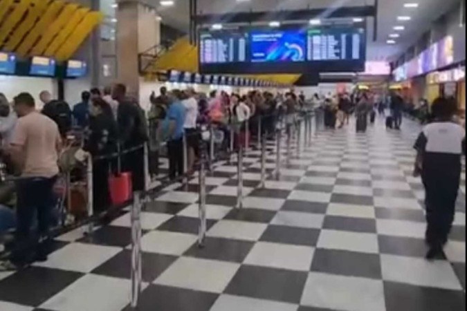 Passageiros relataram atraso e cancelamento de voos após fortes chuvas em SP -  (crédito: Reprodução Instagram @sergio_gemeos)